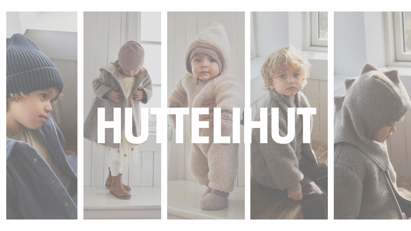 Små børn iført Huttelihut uldtøj og huer i bløde naturfarver – nordisk børnetøj med fokus på varme og komfort.