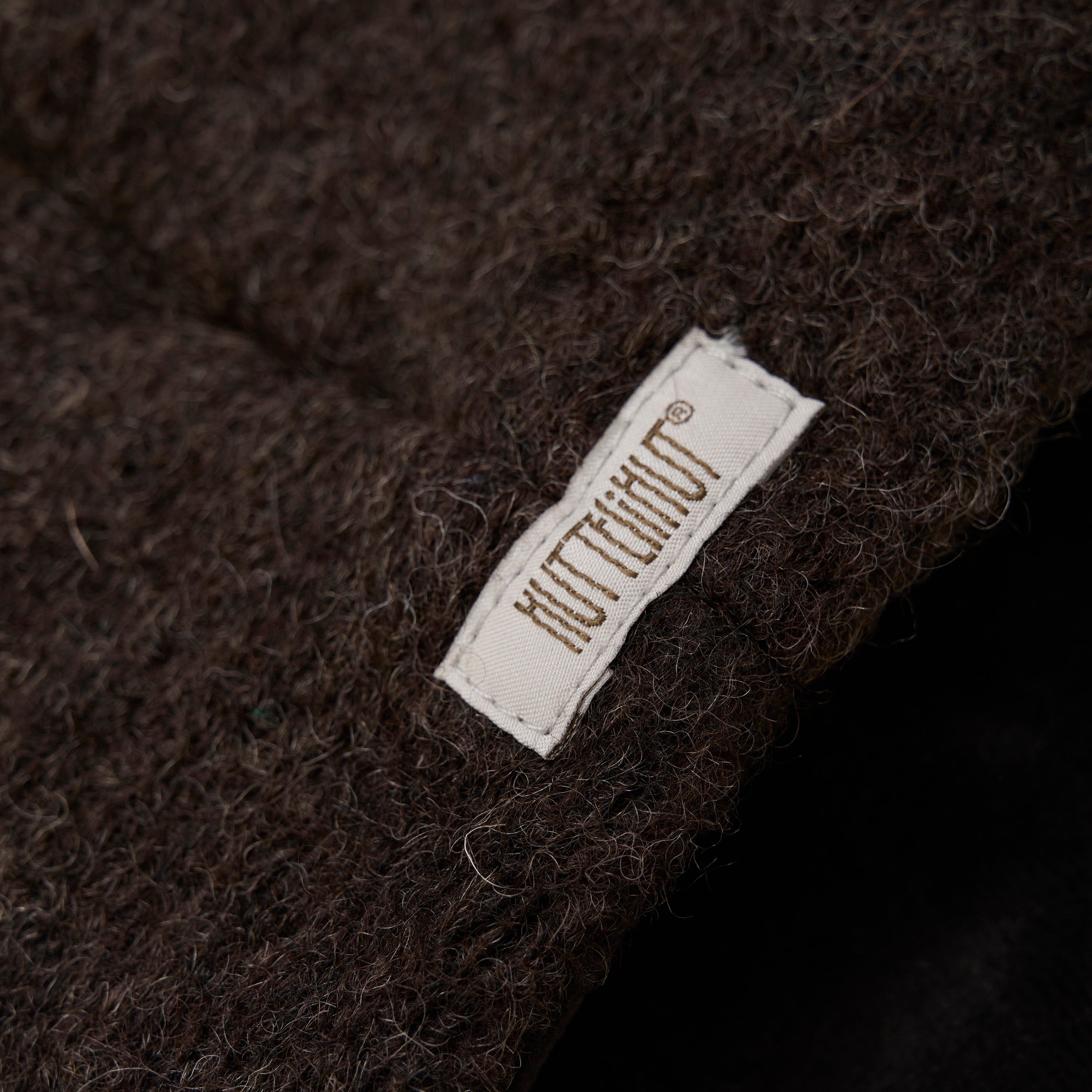 HUTTEliHUT / HUE MED KVAST i MERINO ULD MED VELOURFOR - DARK BROWN MELANGE