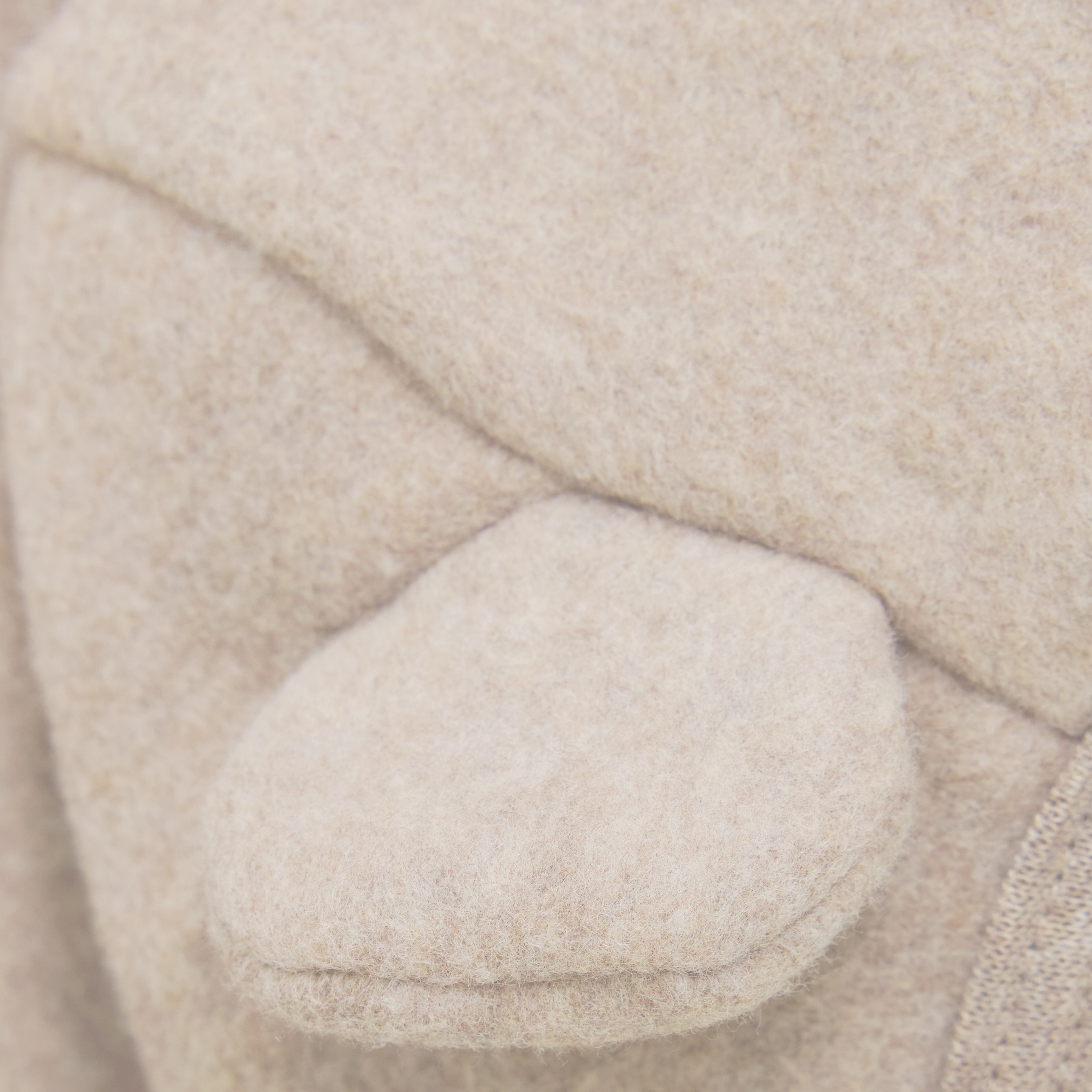 HUTTELIHUT / JAKKE MED BJØRNEØRER I BOMULDSFLEECE - CAMEL MELANGE