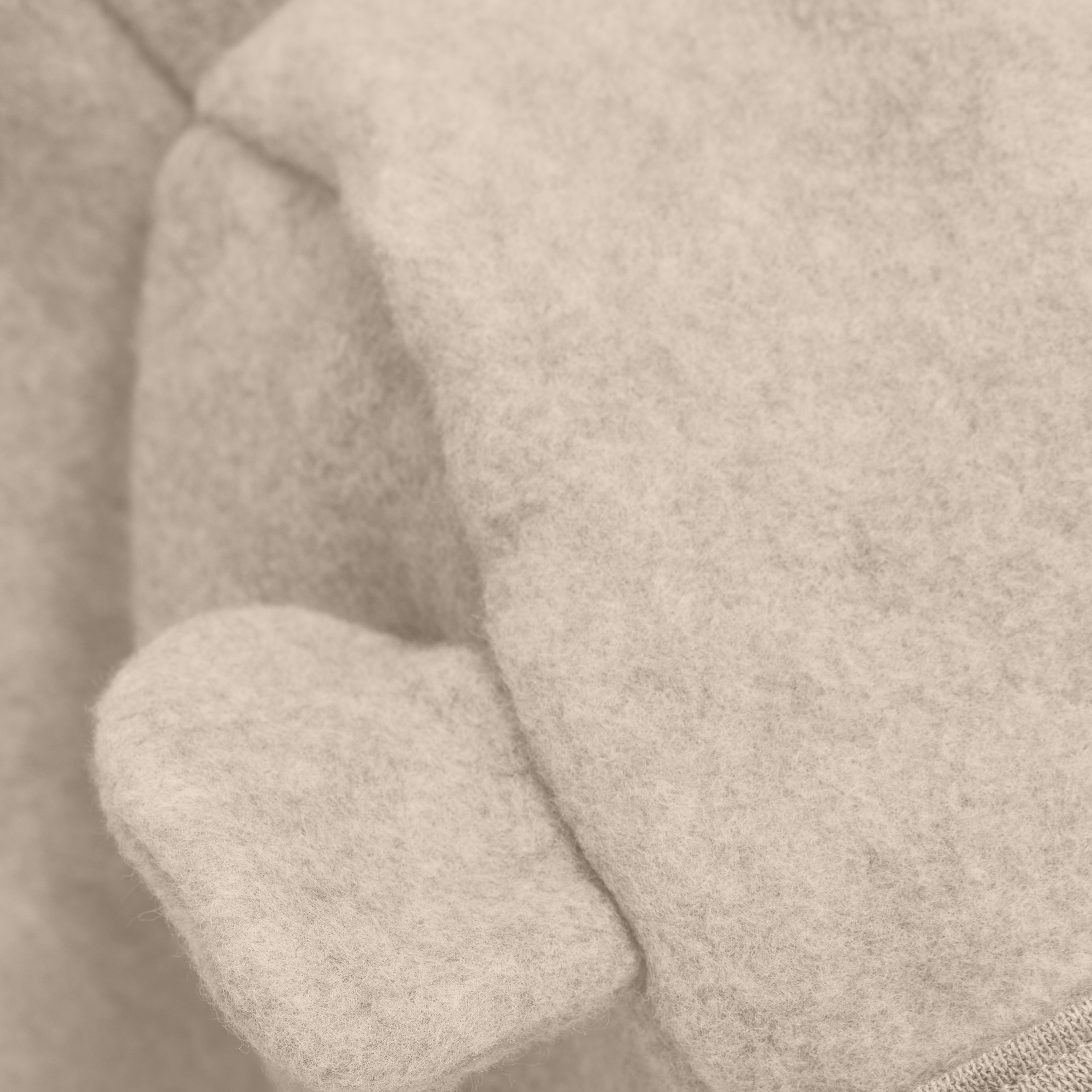 HUTTELIHUT / BOMULDSFLEECE KØREDRAGT MED ØRER - CAMEL MELANGE