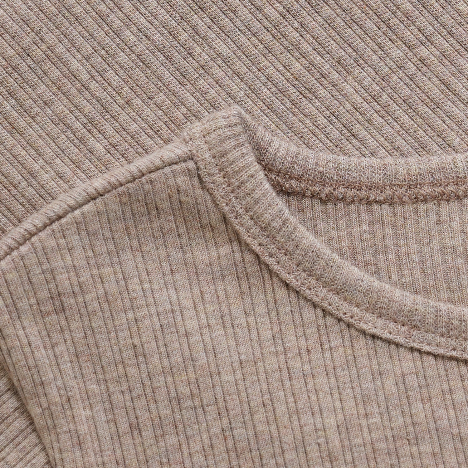 HUTTELIHUT / T-SHIRT SS RIB - WHITE PEPPER MELANGE - Mini Monde Copenhagen