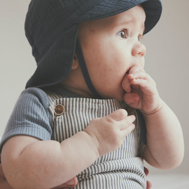 HUTTELIHUT / SOMMERHAT MED ØRE I MUSLIN - BERING SEA - Mini Monde Copenhagen