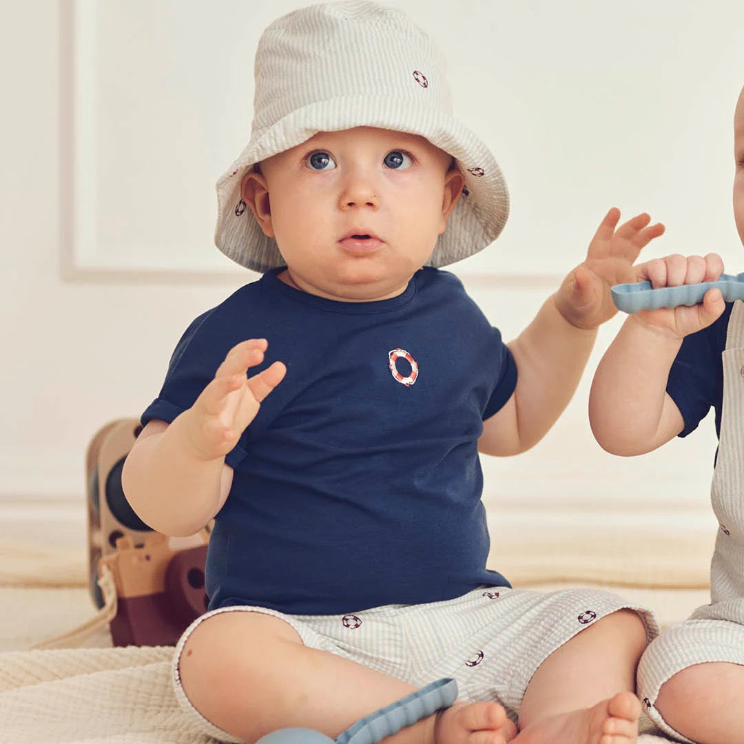 MÜSLI BY GREEN COTTON / SEERSUCKER STRIPE SOLHAT BABY - TOFU/OCEAN/MINERAL RED