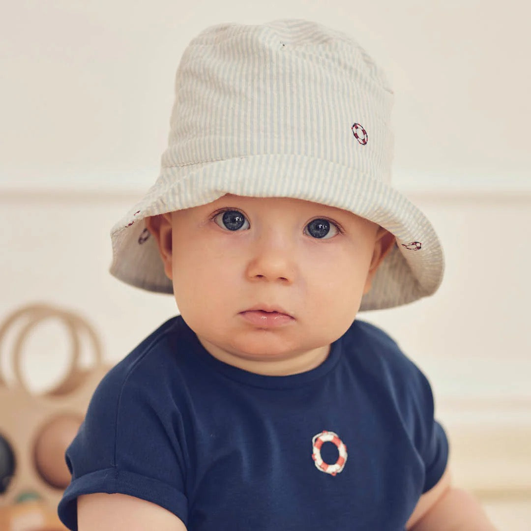 MÜSLI BY GREEN COTTON / SEERSUCKER STRIPE SOLHAT BABY - TOFU/OCEAN/MINERAL RED