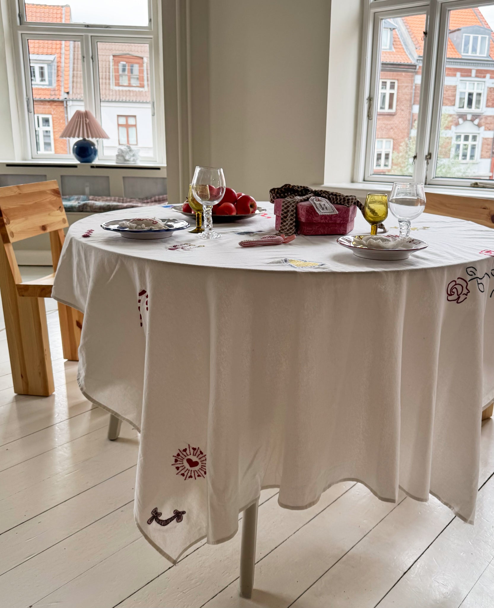 SISSEL EDELBO / JULEDUG MED BRODEREDE JULEMOVTIVER