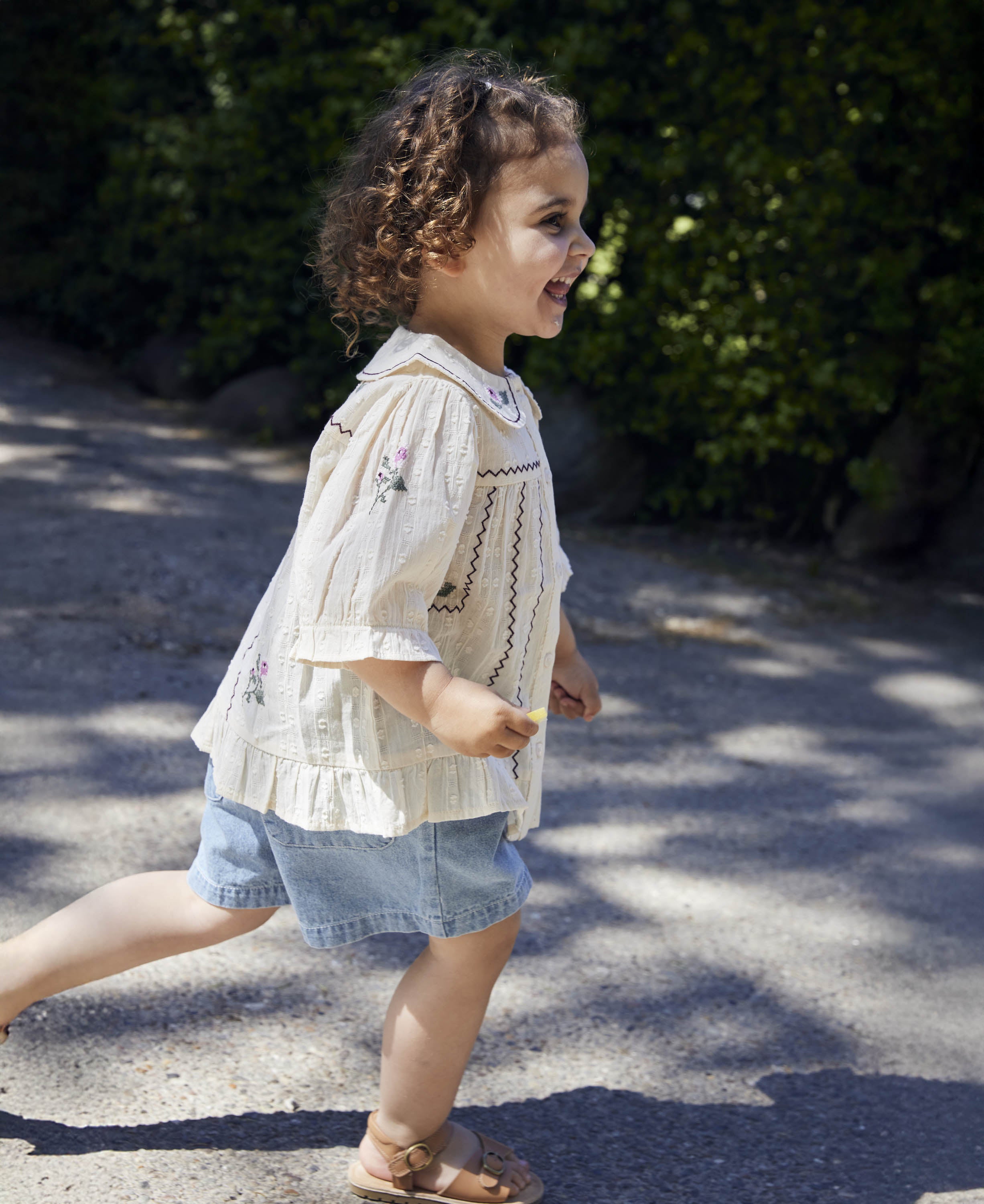 FLIINK / DOBBY SS BLUSE MED ROSE BRODERI – SANDSHELL