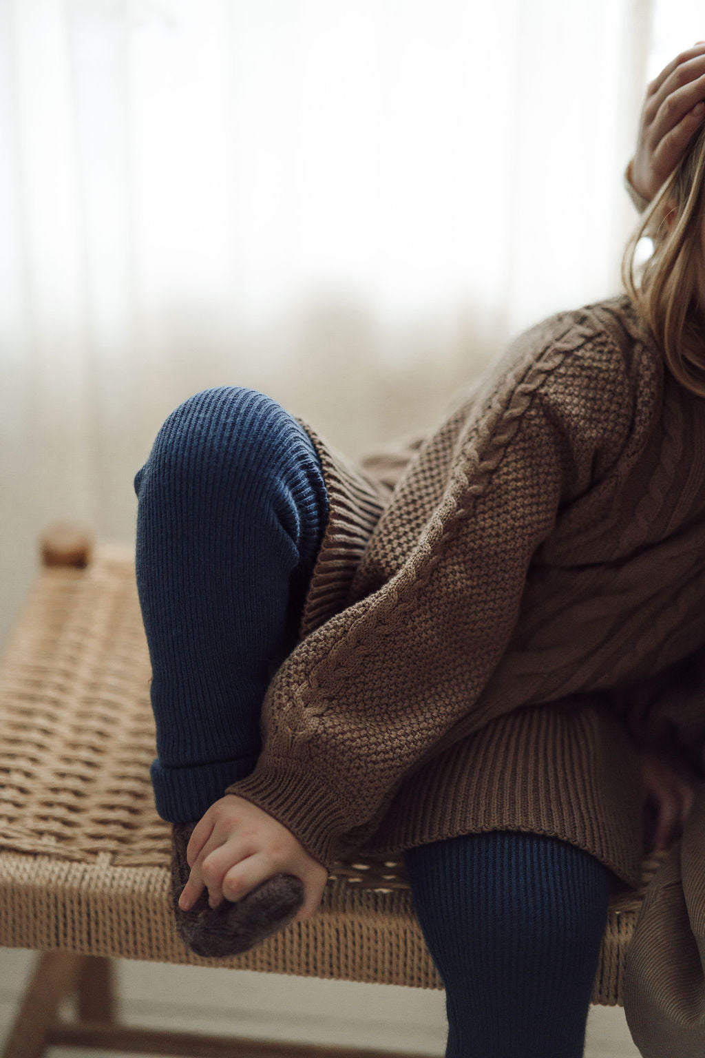 Fliink Benna rib leggings i farven Insignia Blue – nærbillede af ribstrik i blå nuance
