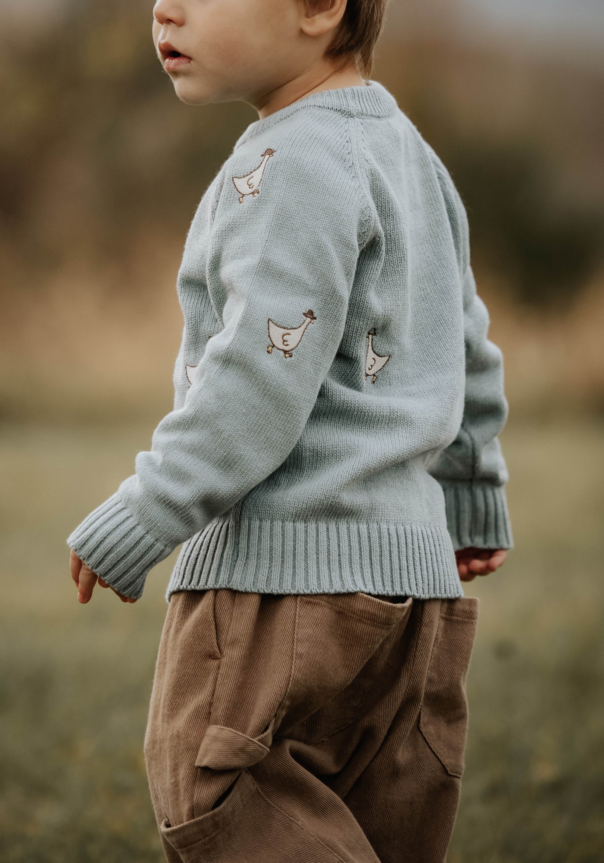 Fliink Mahdi snit pullover i farven Slate – nærbillede af ribstrik og tekstur