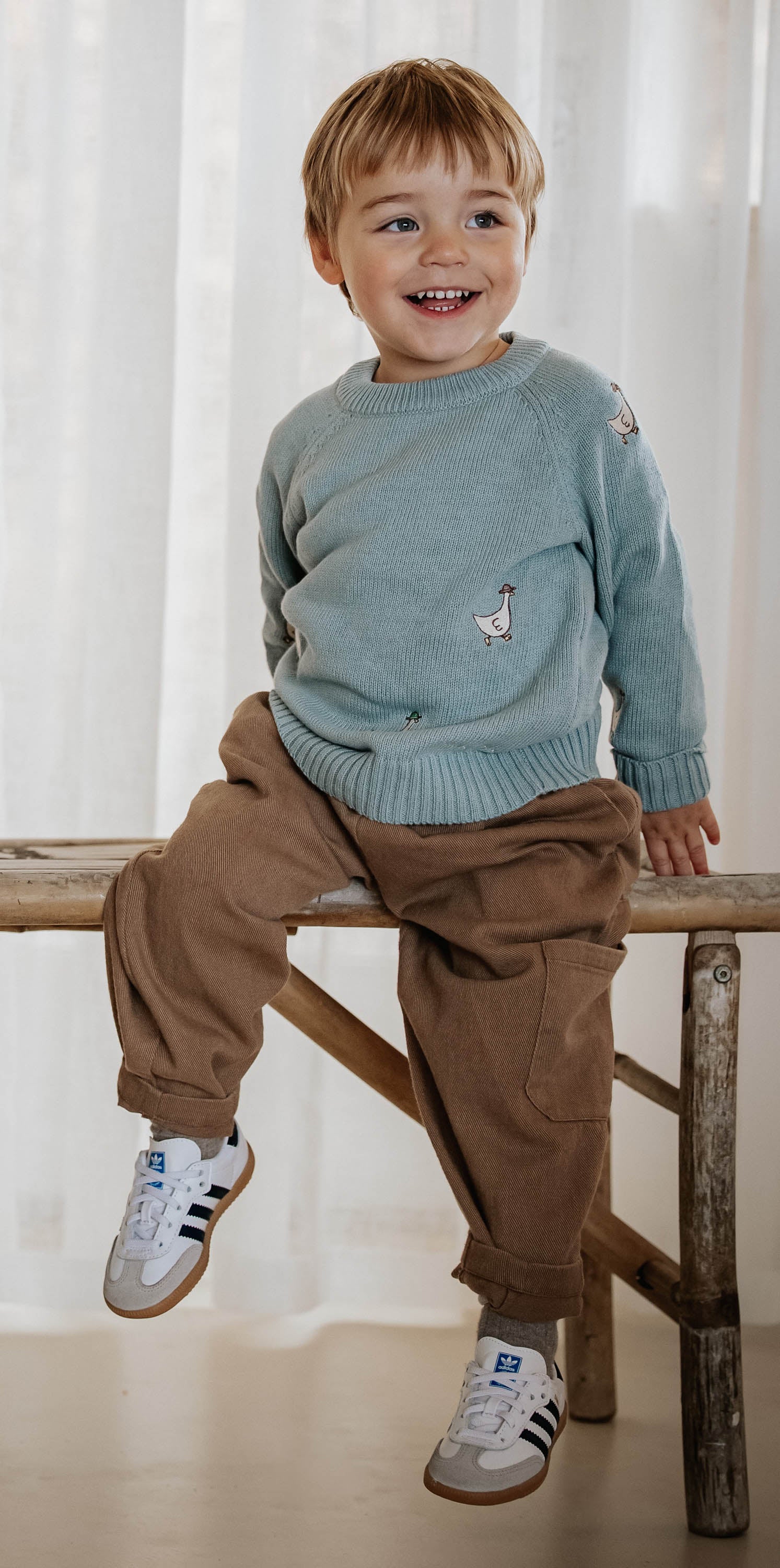 Fliink Mahdi snit pullover i farven Slate – nærbillede af ribstrik og tekstur på dreng