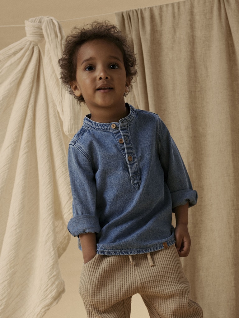 LIL’ ATELIER / TAYA LØS DENIM SKJORTE – MEDIUM BLUE DENIM
