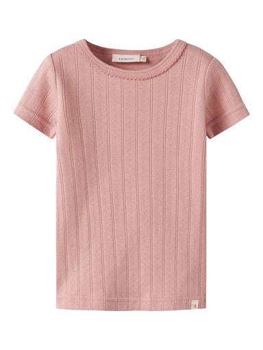 "Barn iført Lil’ Atelier NMFFALINA T-shirt – Misty Rose, rosa t-shirt i økologisk bomuld med kort ærme."