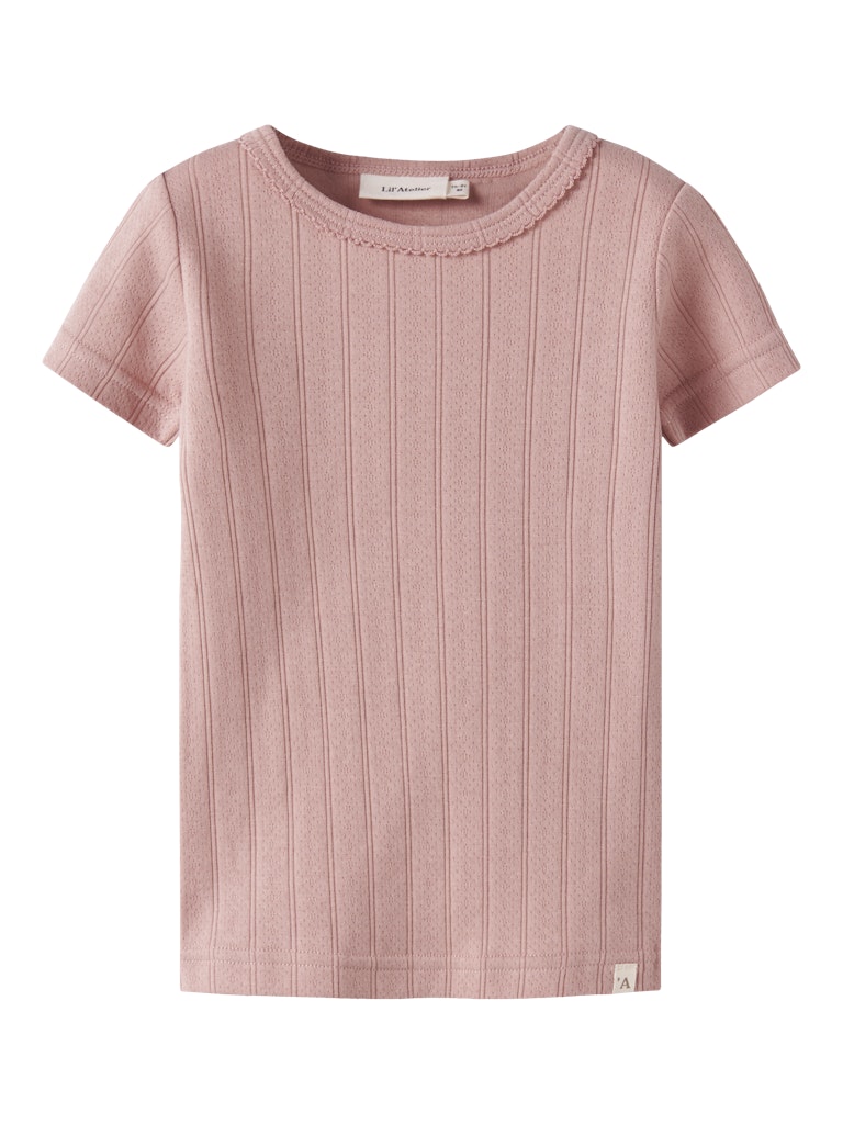 "Barn iført Lil’ Atelier NMFFALINA T-shirt – Misty Rose, rosa t-shirt i økologisk bomuld med kort ærme."