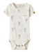 "Baby iført Lil’ Atelier NBMGAYO SEV SS Slim Body – Coconut Milk, kortærmet body i blød jersey med print og trykknapper."