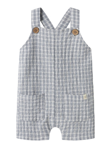 "Nyfødt barn iført Lil’ Atelier NBMFREY Loose Overall – Coconut Milk, overall i økologisk bomuld med knap- og trykknaplukning, set forfra."