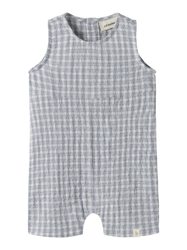 "Nyfødt barn iført Lil’ Atelier NBMFREY SL Loose Suit – Coconut Milk, buksedragt i økologisk bomuld med knap- og trykknaplukning, set forfra."