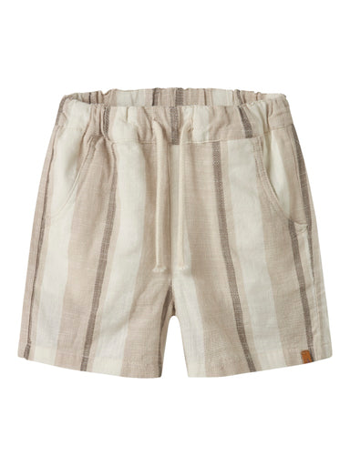 "Børn i Lil’ Atelier NMMFIBERT Loose Shorts – Coconut Milk, loose fit, justerbar talje, sidelommer, lavet af 100% økologisk bomuld, set forfra."