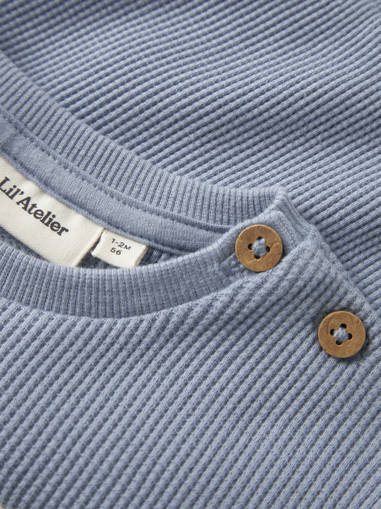 LIL’ ATELIER / HARUN SS LØS SWEAT - DUSTY BLUE