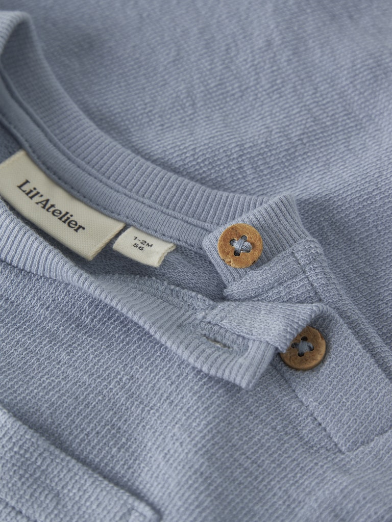 LIL’ ATELIER / DIAS LOP SS LØS SWEAT - DUSTY BLUE