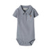 "Baby iført Lil’ Atelier NBMFALK SS Reg Body – Tradewinds, blå polo-body i blød jersey med korte ærmer og trykknapper."