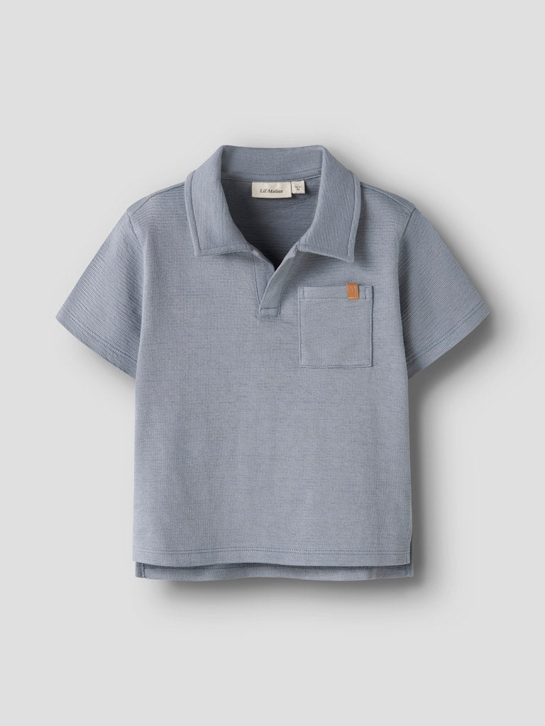 LIL’ ATELIER / FALK SS LØS POLO TOP – TRADEWINDS