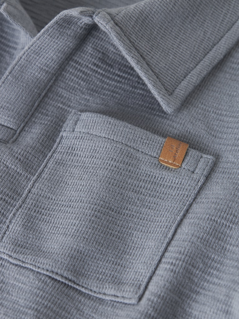 LIL’ ATELIER / FALK SS LØS POLO TOP – TRADEWINDS