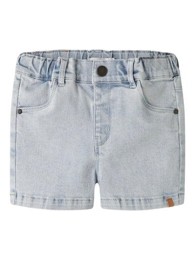 "Barn iført Lil’ Atelier NMNFRANCES denimshorts – Light Blue Denim, lyseblå shorts med justerbar talje og klassiske lommer."