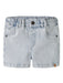 "Barn iført Lil’ Atelier NMNFRANCES denimshorts – Light Blue Denim, lyseblå shorts med justerbar talje og klassiske lommer."
