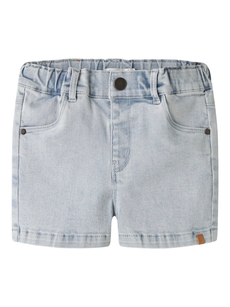 "Barn iført Lil’ Atelier NMNFRANCES denimshorts – Light Blue Denim, lyseblå shorts med justerbar talje og klassiske lommer."