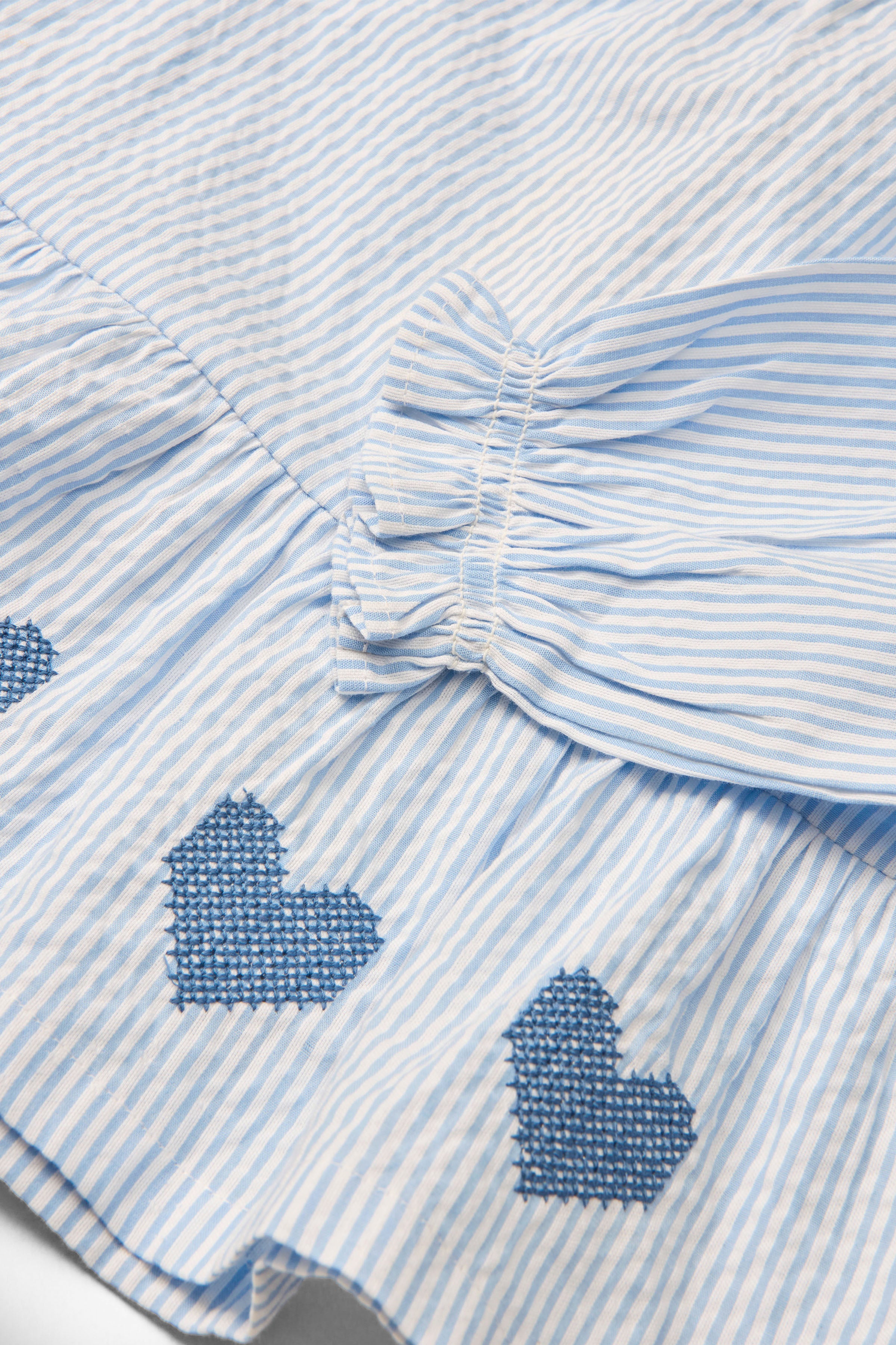 COPENHAGEN COLORS / SEERSUCKER BLUSE MED BRODERI - SKY BLUE W CREAM STRIPE