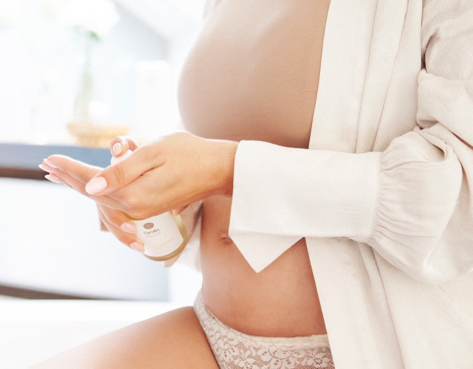 Carelia Body Oil til mor – blødgør og plejer huden.