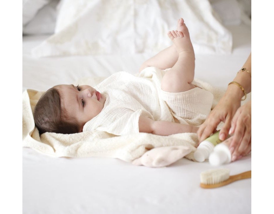 Carelia Diaper Cream Balm under bleskift – beskytter mod rødme