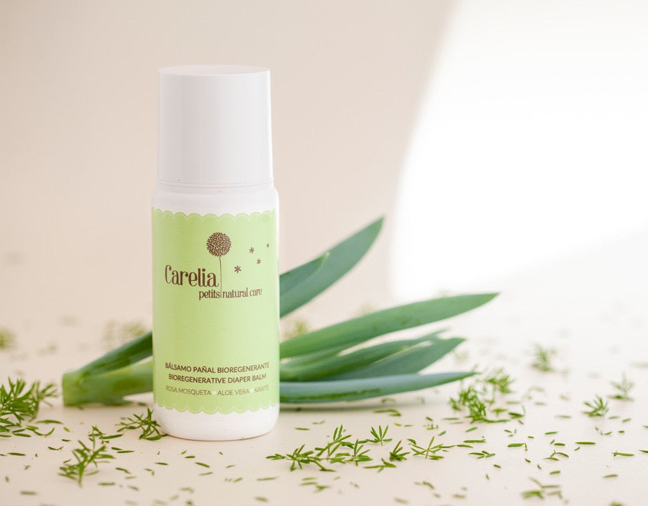 Carelia Diaper Cream Balm – nærbillede af cremens tekstur og emballage.