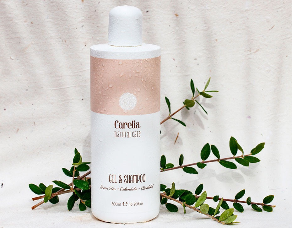 Carelia Gel & Shampoo under babytid i badekar – mild rens til hud og hår.