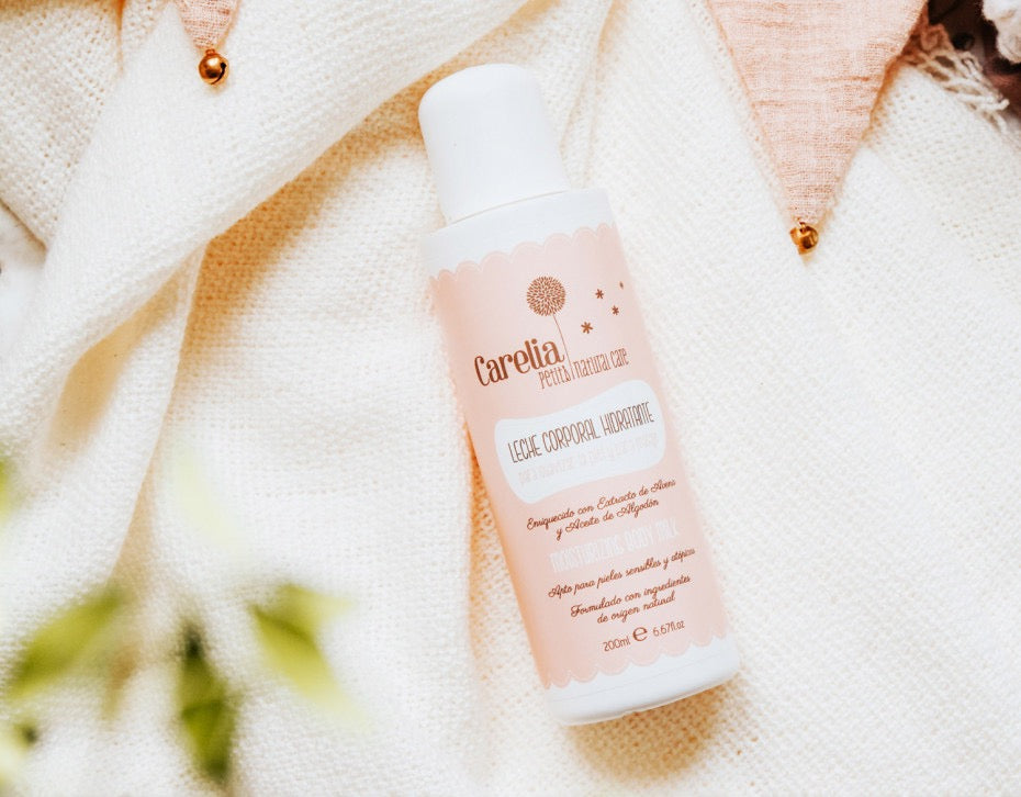Carelia Moisturizing Body Milk brugt til babymassage – plejende og økologisk.