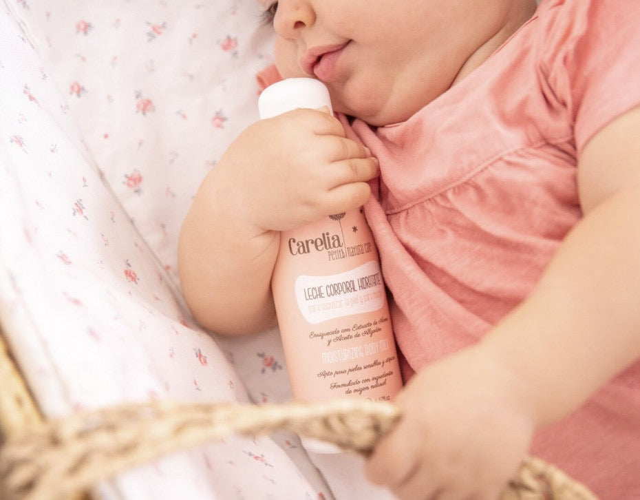 Carelia Moisturizing Body Milk i børneværelset – naturlig hudpleje til baby.
