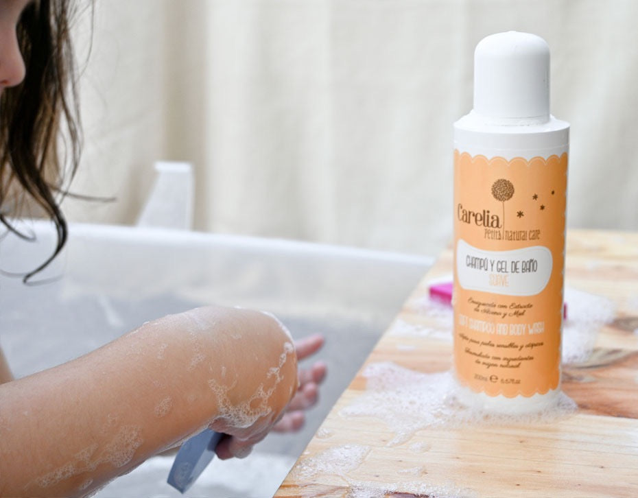 Carelia Soft Shampoo & Body Wash under badetid – mild og økologisk.
