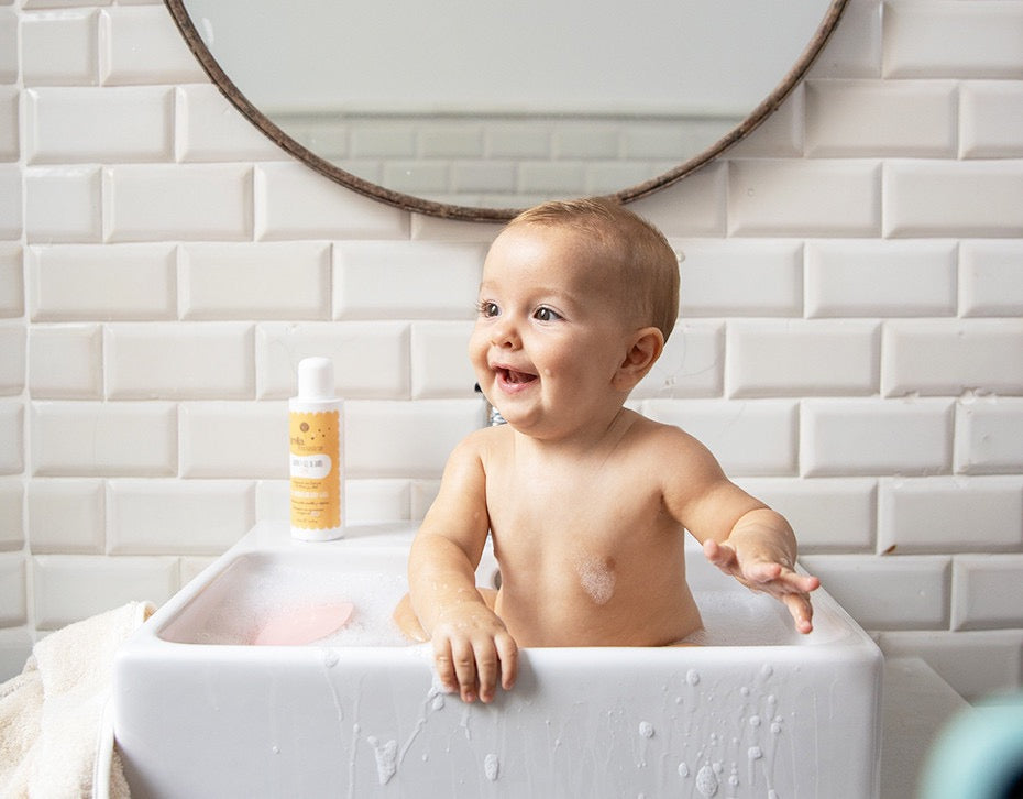 Carelia Soft Shampoo & Body Wash i brug – blidt vasker hår og hud på baby.