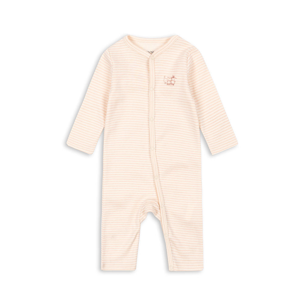 FIO Heldragt i Tea Stripe Cameo – blød, økologisk ribheldragt til baby med trykknapper foran og ned langs benene.