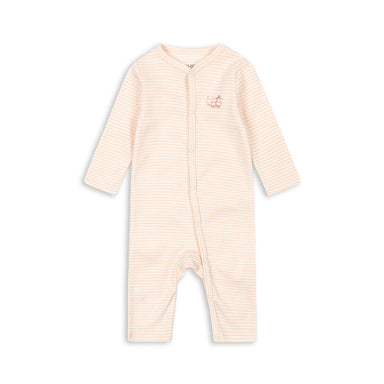 FIO Heldragt i Tea Stripe Cameo – blød, økologisk ribheldragt til baby med trykknapper foran og ned langs benene.