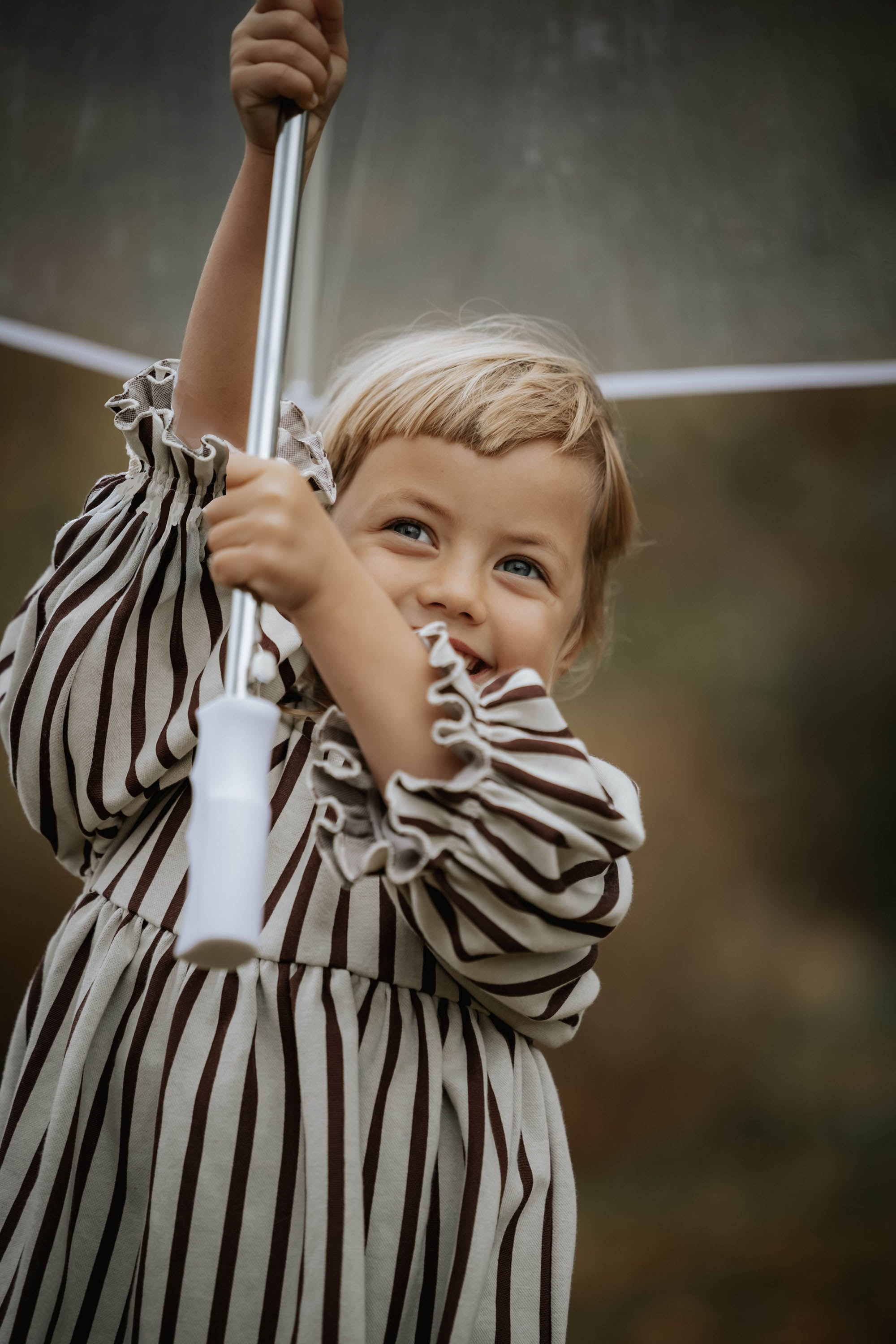 Fliink Elly 3-4 Bluse i farven Sandshell Stripe – nærbillede af stof og stribet detalje