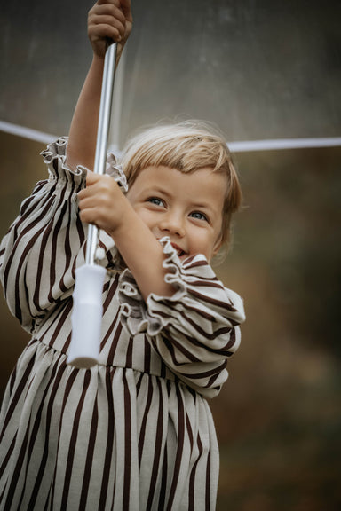 Fliink Elly 3-4 Bluse i farven Sandshell Stripe – nærbillede af stof og stribet detalje