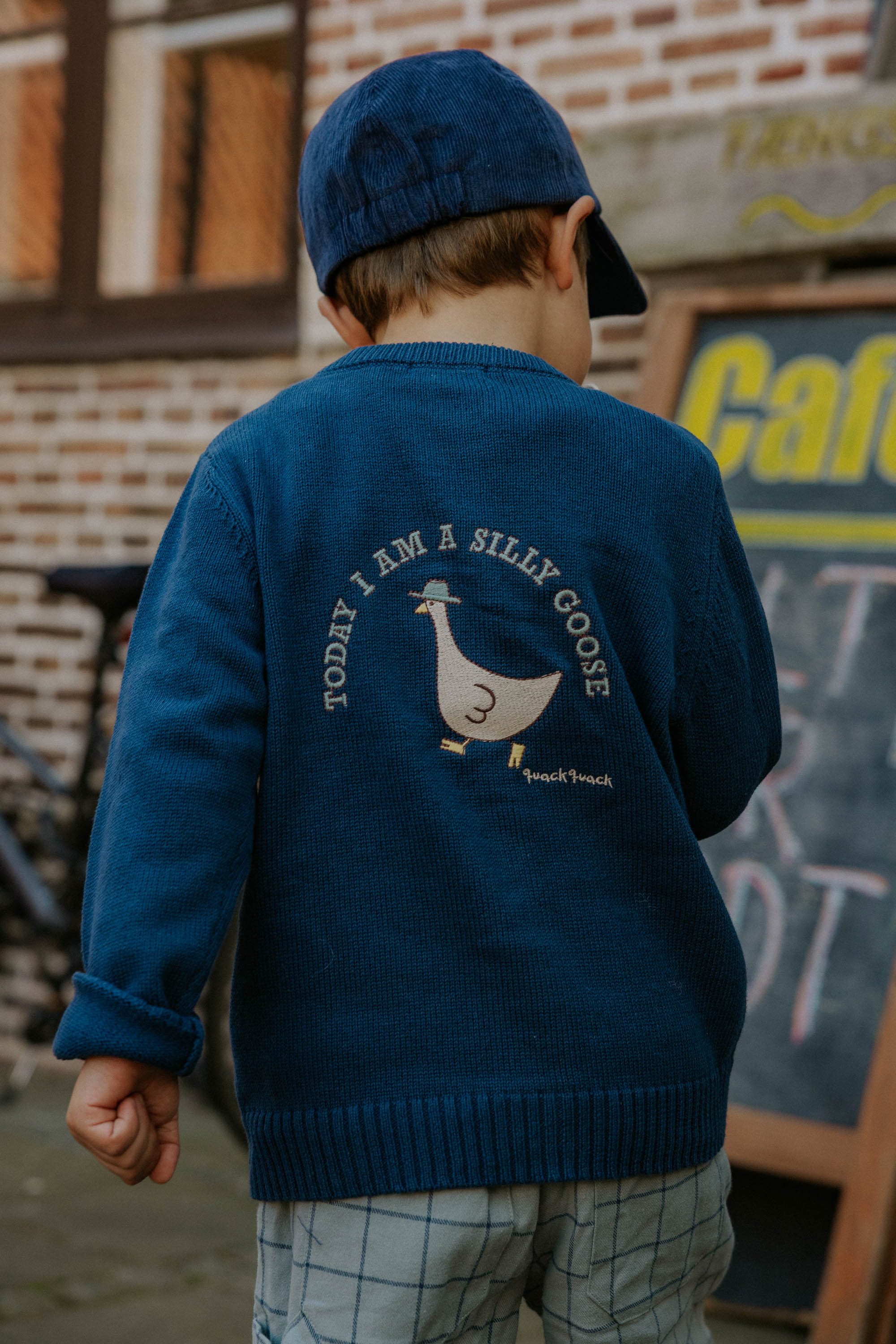 Fliink Mahdi strik cardigan i farven Insignia Blue – nærbillede af broderi og ribstrikdetaljer