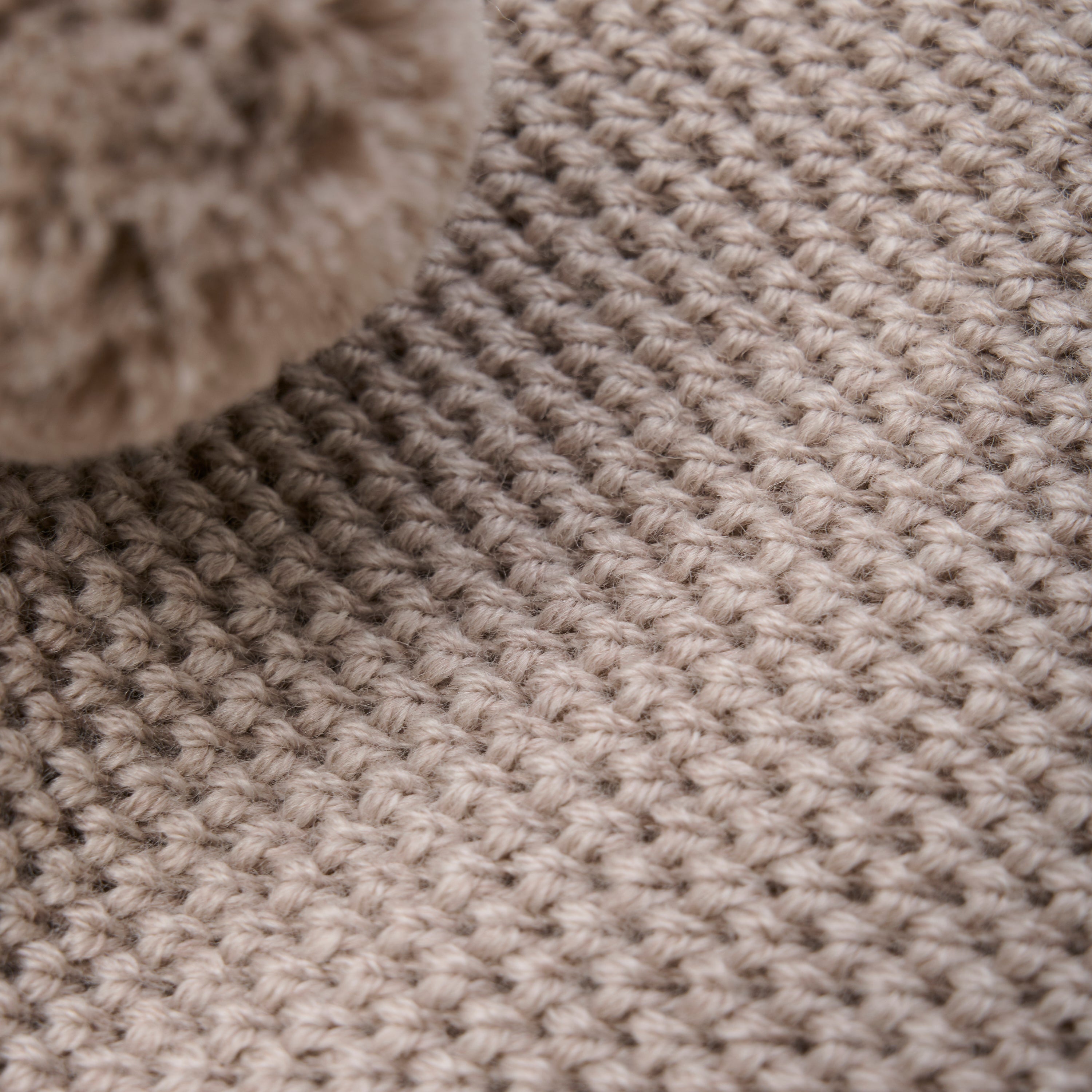 Unisex Huttelihut vinterbalaclava i merinould, Camel Melange, med søde pomponer og vindstop ved ørerne.