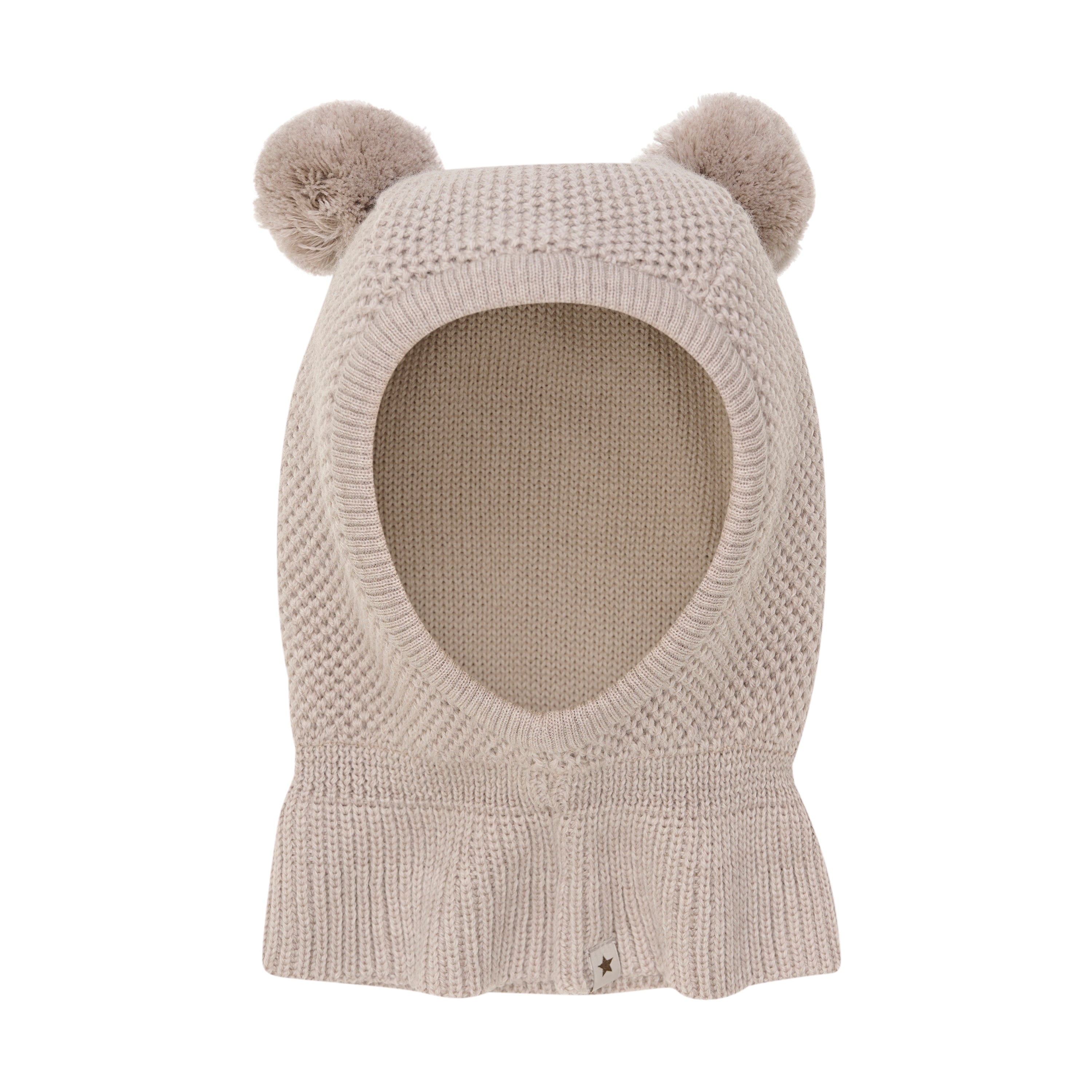 Baby iført Huttelihut balaclava i Camel Melange med pomponer – varm vinterhue i merinould med vindstop.