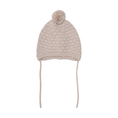 Baby iført Huttelihut hue i Camel Melange – varm vinterhue i blød merinould.
