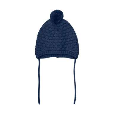 Baby iført Huttelihut hue i Overture – varm og blød strikket hue i merinould.