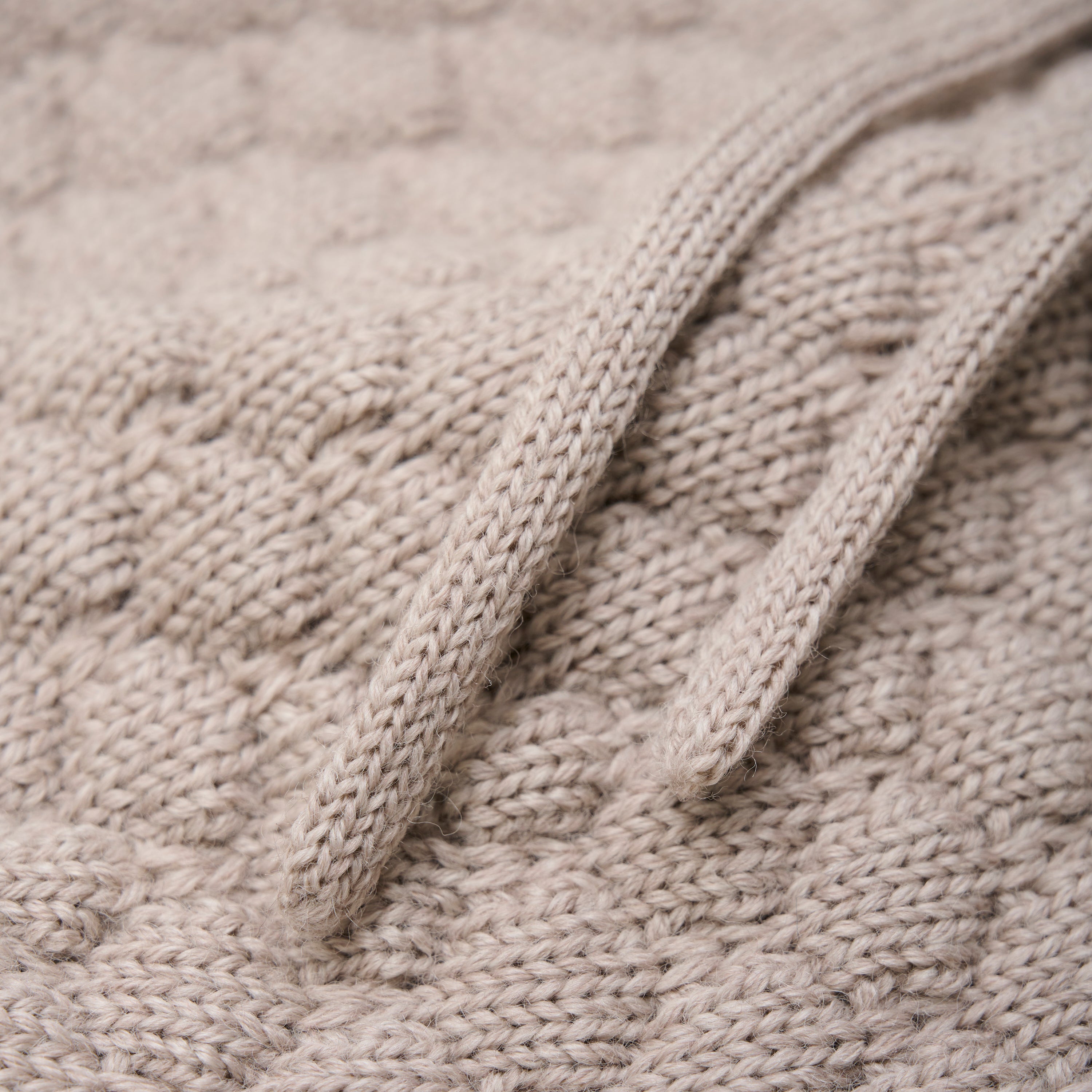 Unisex strikhue til børn fra Huttelihut i Camel Melange, pyntet med pompon.
