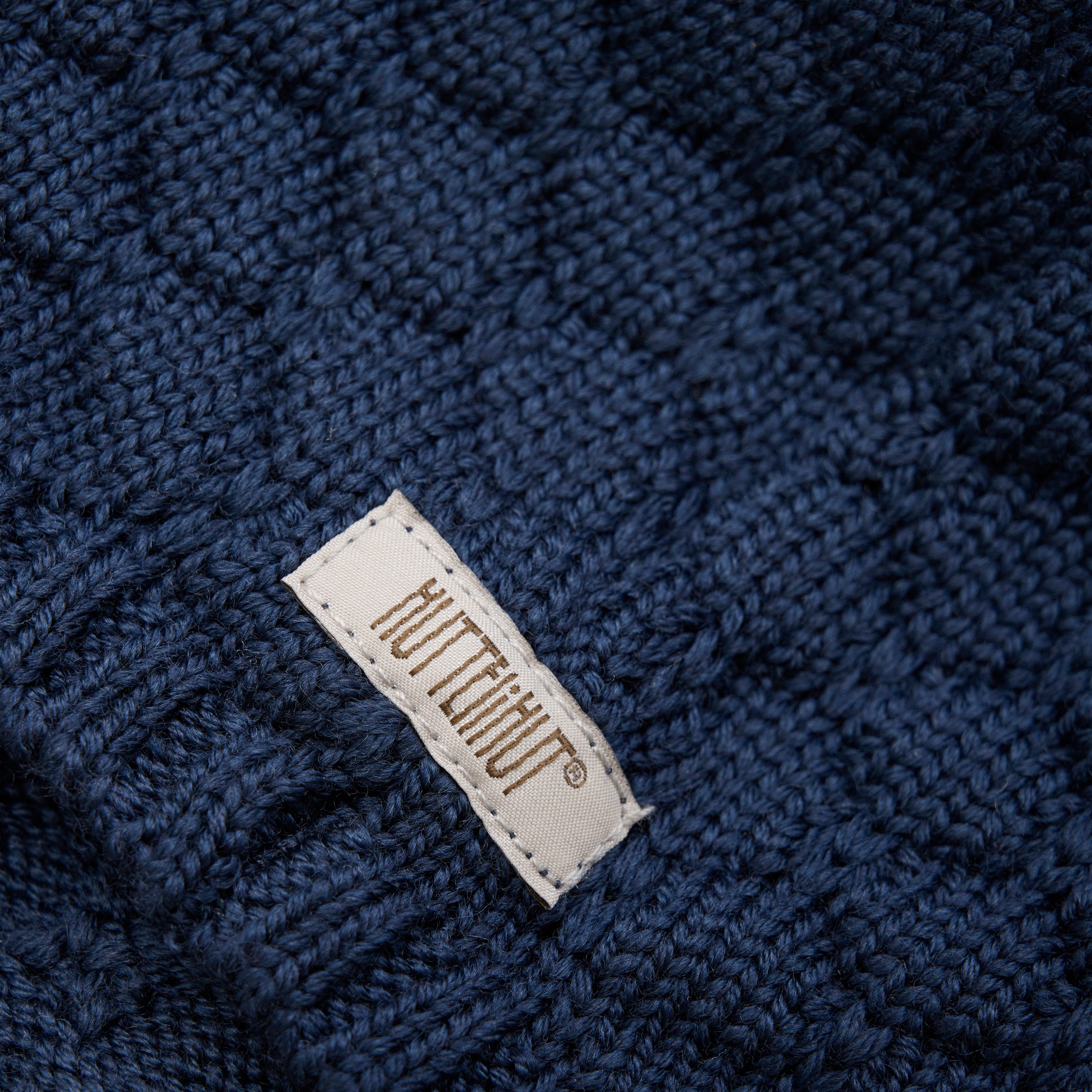 Unisex Huttelihut strikhue til børn i Overture med pompon på toppen.