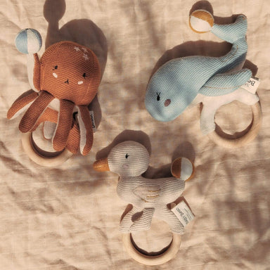 Miljøbillede af økologisk hval-rangle “Wally” – blød, håndlavet rangle, Baby Bello.