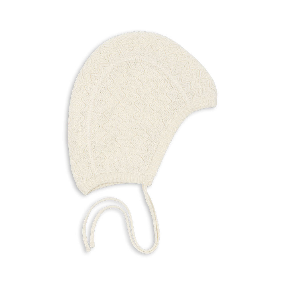 VENTI Babyhue i 100 % økologisk bomuld – blød, let og GOTS-certificeret babyhue med hulmønster og bindebånd.